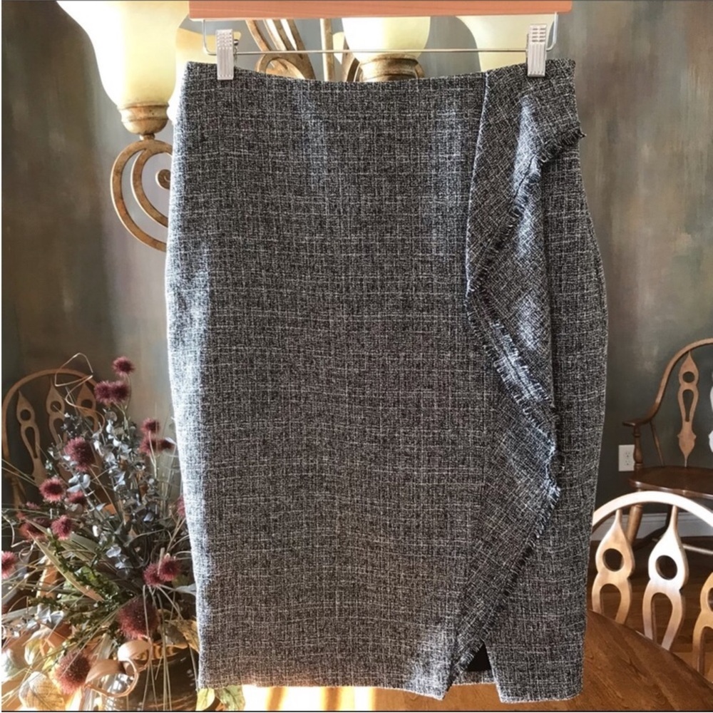 The Limited Skirt ⭐️5/$25⭐️